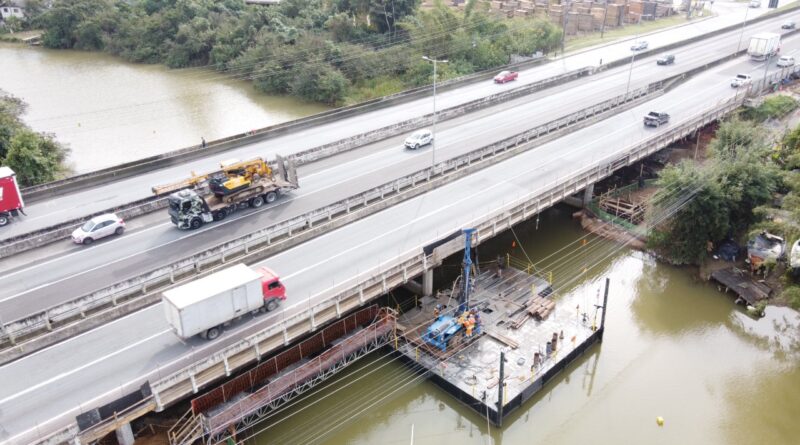 Obras na ponte sobre o Rio Biguaçu