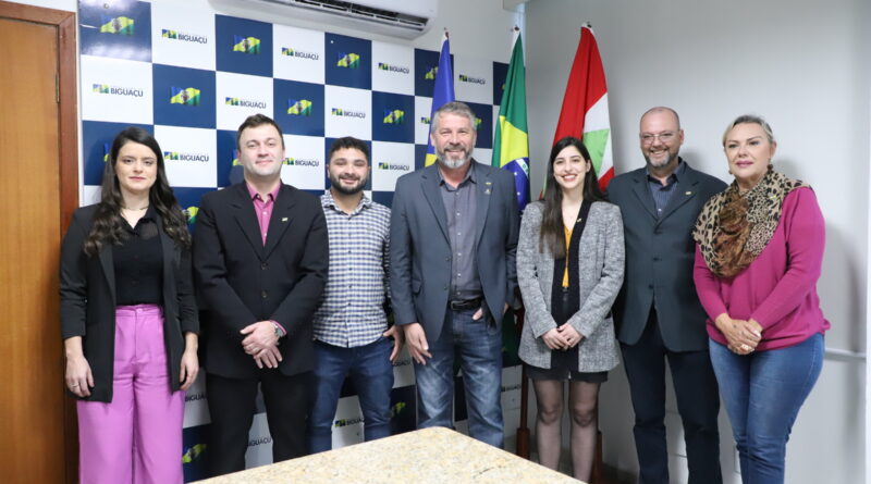 Prefeito Salmir da Silva e o presidente da Câmara Lucas Rosa Vieira com os empossados