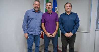 Prefeito Salmir da Silva e vice-prefeito Alexandre Martins de Souza dão boas-vindas ao superintendente empossado