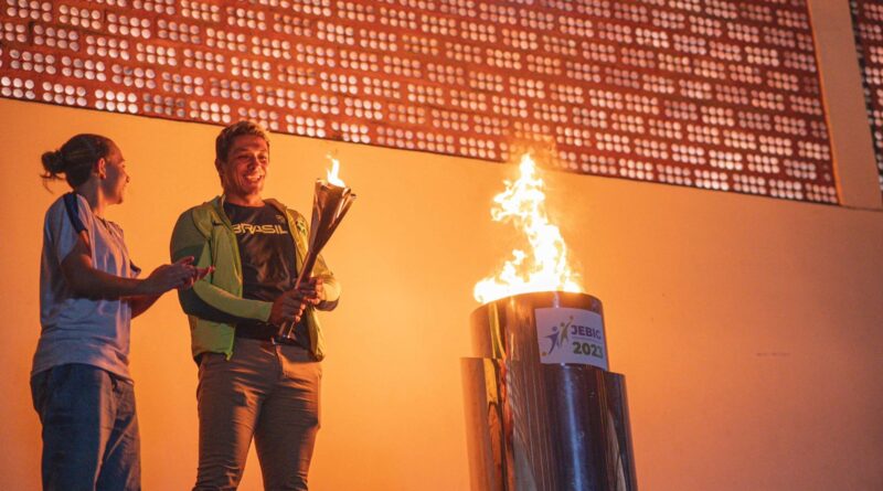 Atleta olímpico, Ricardo Souza, acende a pira dos Jogos Escolares de Biguaçu