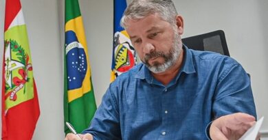 Prefeito Salmir da Silva assina o Piso Nacional do Magistério