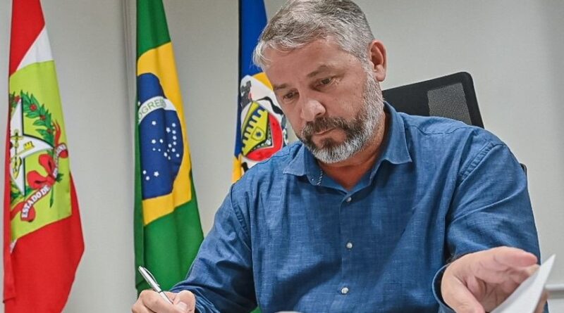 Prefeito Salmir da Silva assina o Piso Nacional do Magistério